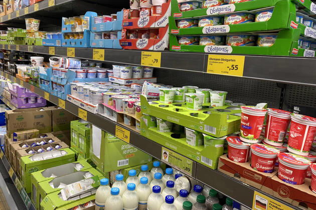 VERBRAUCHERPREISE: Inflation in Deutschland auf Rekordhoch.Lebensmittelpreise Milchprodukte in einem Kuehlregal bei einem Discounter,Preisschild,Preisaushang,Kuehltheke, Milchprodukte, Einkauf,Inflation,Verbraucherpreise,Teuerung,