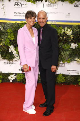Christoph Maria Herbst und seine Ehefrau Gisi Herbst bei der Ankunft zur Verleihung Deutscher Filmpreis am 24.06.2022 in Berlin Deutscher Filmpreis 2022 in Berlin - Ankunft Roter Teppich