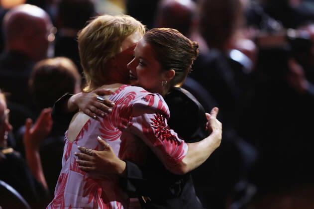 Deutscher Filmpreis 2022 Laudator BESTE WEIBLICHE NEBENROLLE Ulrich Tukur und Preistraegerin Jella Haase LIEBER THOMAS bei der Verleihung der Lola - Deutscher Filmpreis 2022 im Palais am Funkturm in Berlin 24.06.2022 Copyright: xEventpressx