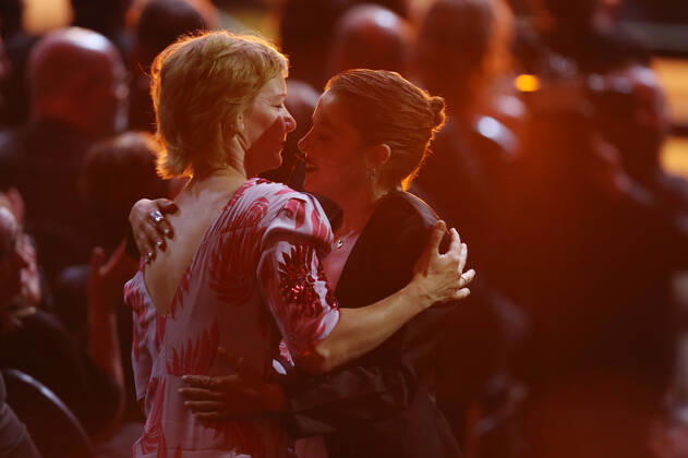 Deutscher Filmpreis 2022 Laudator BESTE WEIBLICHE NEBENROLLE Ulrich Tukur und Preistraegerin Jella Haase LIEBER THOMAS bei der Verleihung der Lola - Deutscher Filmpreis 2022 im Palais am Funkturm in Berlin 24.06.2022 Copyright: xEventpressx