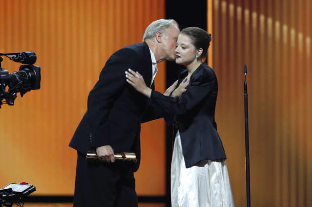 Deutscher Filmpreis 2022 Laudator BESTE WEIBLICHE NEBENROLLE Ulrich Tukur und Preistraegerin Jella Haase LIEBER THOMAS bei der Verleihung der Lola - Deutscher Filmpreis 2022 im Palais am Funkturm in Berlin 24.06.2022 Copyright: xEventpressx