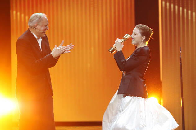 Deutscher Filmpreis 2022 Laudator BESTE WEIBLICHE NEBENROLLE Ulrich Tukur und Preistraegerin Jella Haase LIEBER THOMAS bei der Verleihung der Lola - Deutscher Filmpreis 2022 im Palais am Funkturm in Berlin 24.06.2022 Copyright: xEventpressx