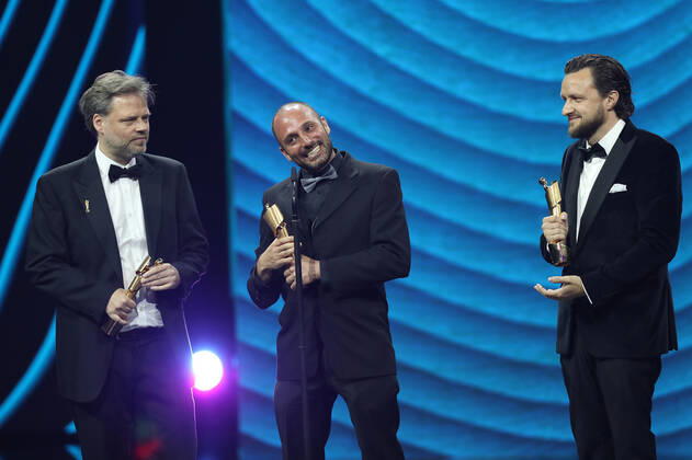 Deutscher Filmpreis 2022 Preisträger BESTE VISUELLE EFFEKTE Dennis Rettkowski, Markus Frank, Tomer Eshed DIE SCHULE DER MAGISCHEN TIERE bei der Verleihung der Lola - Deutscher Filmpreis 2022 im Palais am Funkturm in Berlin 24.06.2022 Copyright: xEventpressx