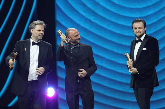 Deutscher Filmpreis 2022 Preisträger BESTE VISUELLE EFFEKTE Dennis Rettkowski, Markus Frank, Tomer Eshed DIE SCHULE DER MAGISCHEN TIERE bei der Verleihung der Lola - Deutscher Filmpreis 2022 im Palais am Funkturm in Berlin 24.06.2022 Copyright: xEventpressx