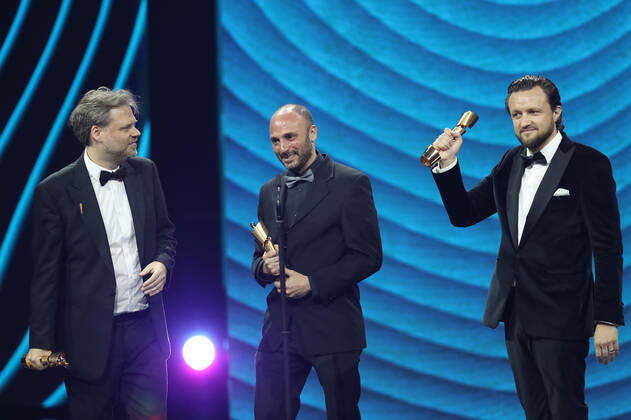Deutscher Filmpreis 2022 Preisträger BESTE VISUELLE EFFEKTE Dennis Rettkowski, Markus Frank, Tomer Eshed DIE SCHULE DER MAGISCHEN TIERE bei der Verleihung der Lola - Deutscher Filmpreis 2022 im Palais am Funkturm in Berlin 24.06.2022 Copyright: xEventpressx