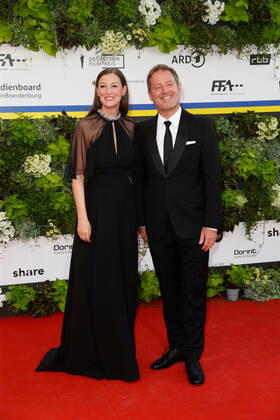 Deutscher Filmpreis 2022 Alexandra Maria Lara mit Florian Gallenberger auf dem roten Teppich bei der Verleihung der Lola - Deutscher Filmpreis 2021 im Palais am Funkturm in der Messe Berlin. Copyright: xEventpressxGolejewskix
