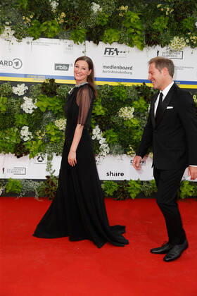 Deutscher Filmpreis 2022 Alexandra Maria Lara mit Florian Gallenberger auf dem roten Teppich bei der Verleihung der Lola - Deutscher Filmpreis 2021 im Palais am Funkturm in der Messe Berlin. Copyright: xEventpressxGolejewskix