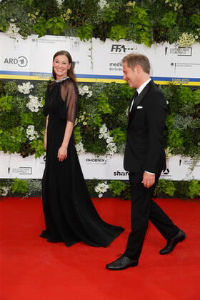 Deutscher Filmpreis 2022 Alexandra Maria Lara mit Florian Gallenberger auf dem roten Teppich bei der Verleihung der Lola - Deutscher Filmpreis 2021 im Palais am Funkturm in der Messe Berlin. Copyright: xEventpressxGolejewskix