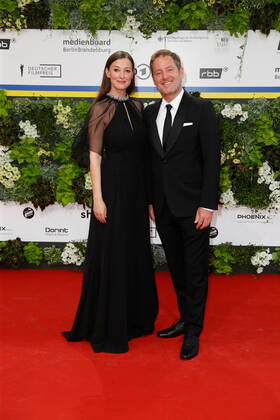 Deutscher Filmpreis 2022 Alexandra Maria Lara mit Florian Gallenberger auf dem roten Teppich bei der Verleihung der Lola - Deutscher Filmpreis 2021 im Palais am Funkturm in der Messe Berlin. Copyright: xEventpressxGolejewskix