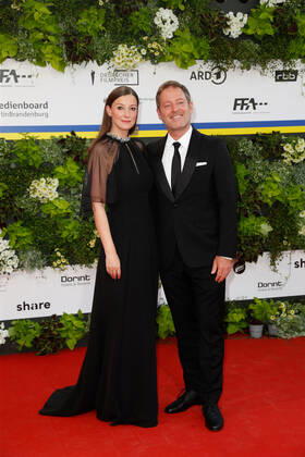 Deutscher Filmpreis 2022 Alexandra Maria Lara mit Florian Gallenberger auf dem roten Teppich bei der Verleihung der Lola - Deutscher Filmpreis 2021 im Palais am Funkturm in der Messe Berlin. Copyright: xEventpressxGolejewskix
