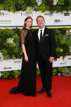 Deutscher Filmpreis 2022 Alexandra Maria Lara mit Florian Gallenberger auf dem roten Teppich bei der Verleihung der Lola - Deutscher Filmpreis 2021 im Palais am Funkturm in der Messe Berlin. Copyright: xEventpressxGolejewskix