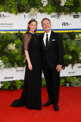Deutscher Filmpreis 2022 Alexandra Maria Lara mit Florian Gallenberger auf dem roten Teppich bei der Verleihung der Lola - Deutscher Filmpreis 2021 im Palais am Funkturm in der Messe Berlin. Copyright: xEventpressxGolejewskix