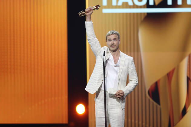 Deutscher Filmpreis 2022 Preisträger BESTE MÄNNLICHE HAUPTROLLE Albrecht Schuch LIEBER THOMAS bei der Verleihung der Lola - Deutscher Filmpreis 2022 im Palais am Funkturm in Berlin 24.06.2022 Copyright: xEventpressx