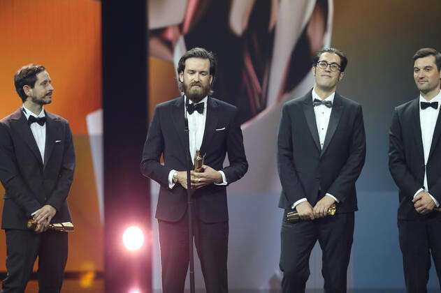 Deutscher Filmpreis 2022 Preisträger BESTE TONGESTALTUNG Jonathan Schorr, Dominik Leube, Gregor Bonse, John Gürtler NIEMAND IST BEI DEN KÄLBERN bei der Verleihung der Lola - Deutscher Filmpreis 2022 im Palais am Funkturm in Berlin 24.06.2022 Copyright: xEventpressx