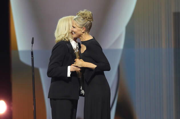 Deutscher Filmpreis 2022 Laudatorin BESTE TONGESTALTUNG & BESTE FILMMUSIK Maren Kroymann und Preisträger:in BESTE FILMMUSIK Annette Focks WUNDERSCHÖN bei der Verleihung der Lola - Deutscher Filmpreis 2022 im Palais am Funkturm in Berlin 24.06.2022 Copyright: xEventpressx