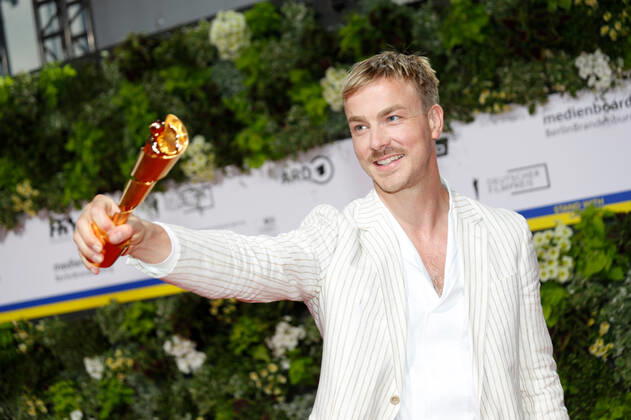 Deutscher Filmpreis 2022 Albrecht Schuch auf dem roten Teppich bei der Verleihung der Lola - Deutscher Filmpreis 2021 im Palais am Funkturm in der Messe Berlin. Copyright: xEventpressxGolejewskix
