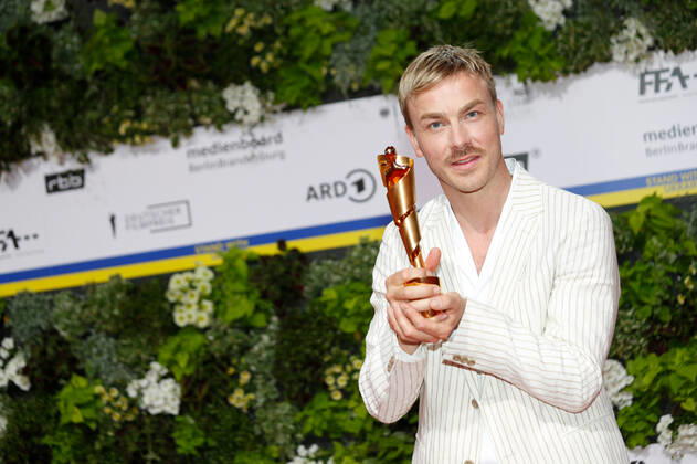 Deutscher Filmpreis 2022 Albrecht Schuch auf dem roten Teppich bei der Verleihung der Lola - Deutscher Filmpreis 2021 im Palais am Funkturm in der Messe Berlin. Copyright: xEventpressxGolejewskix