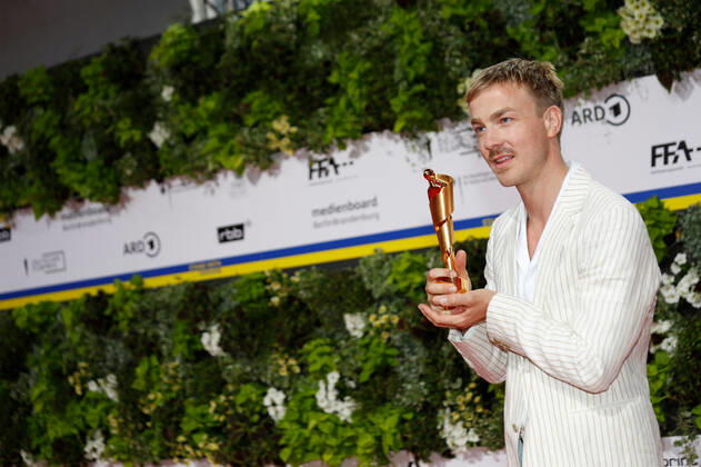 Deutscher Filmpreis 2022 Albrecht Schuch auf dem roten Teppich bei der Verleihung der Lola - Deutscher Filmpreis 2021 im Palais am Funkturm in der Messe Berlin. Copyright: xEventpressxGolejewskix