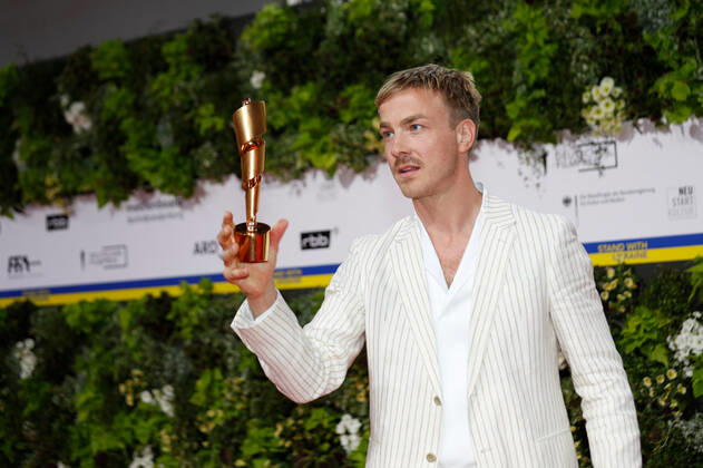 Deutscher Filmpreis 2022 Albrecht Schuch auf dem roten Teppich bei der Verleihung der Lola - Deutscher Filmpreis 2021 im Palais am Funkturm in der Messe Berlin. Copyright: xEventpressxGolejewskix