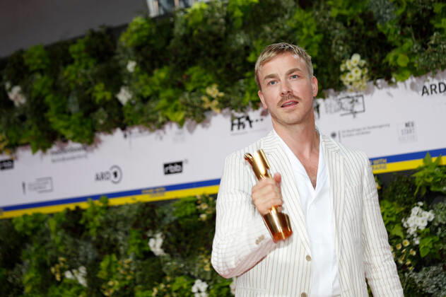 Deutscher Filmpreis 2022 Albrecht Schuch auf dem roten Teppich bei der Verleihung der Lola - Deutscher Filmpreis 2021 im Palais am Funkturm in der Messe Berlin. Copyright: xEventpressxGolejewskix