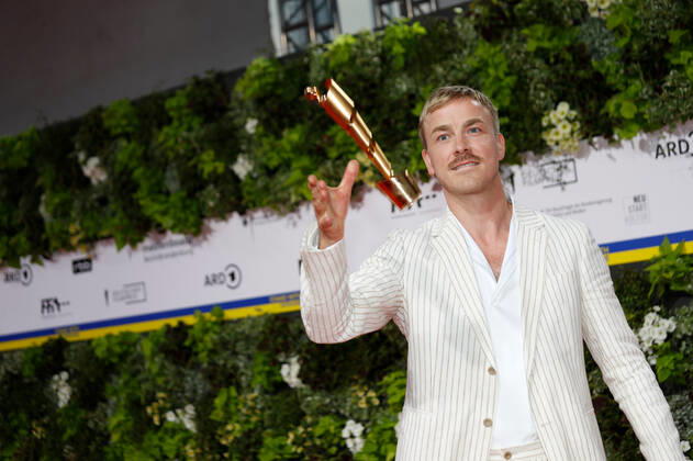 Deutscher Filmpreis 2022 Albrecht Schuch auf dem roten Teppich bei der Verleihung der Lola - Deutscher Filmpreis 2021 im Palais am Funkturm in der Messe Berlin. Copyright: xEventpressxGolejewskix