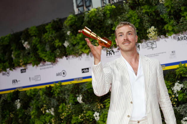 Deutscher Filmpreis 2022 Albrecht Schuch auf dem roten Teppich bei der Verleihung der Lola - Deutscher Filmpreis 2021 im Palais am Funkturm in der Messe Berlin. Copyright: xEventpressxGolejewskix