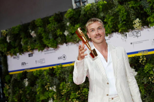 Deutscher Filmpreis 2022 Albrecht Schuch auf dem roten Teppich bei der Verleihung der Lola - Deutscher Filmpreis 2021 im Palais am Funkturm in der Messe Berlin. Copyright: xEventpressxGolejewskix