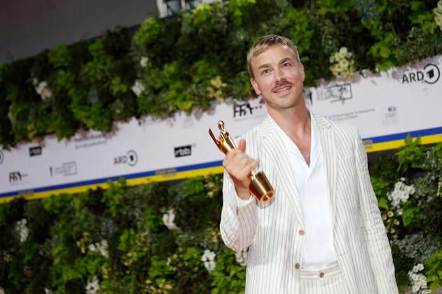 Deutscher Filmpreis 2022 Albrecht Schuch auf dem roten Teppich bei der Verleihung der Lola - Deutscher Filmpreis 2021 im Palais am Funkturm in der Messe Berlin. Copyright: xEventpressxGolejewskix
