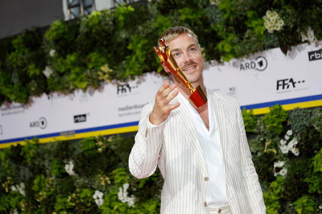 Deutscher Filmpreis 2022 Albrecht Schuch auf dem roten Teppich bei der Verleihung der Lola - Deutscher Filmpreis 2021 im Palais am Funkturm in der Messe Berlin. Copyright: xEventpressxGolejewskix