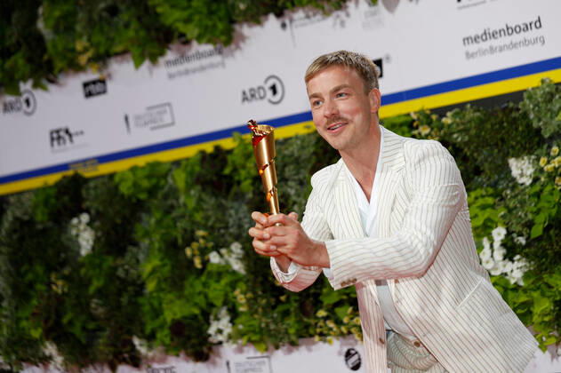 Deutscher Filmpreis 2022 Albrecht Schuch auf dem roten Teppich bei der Verleihung der Lola - Deutscher Filmpreis 2021 im Palais am Funkturm in der Messe Berlin. Copyright: xEventpressxGolejewskix