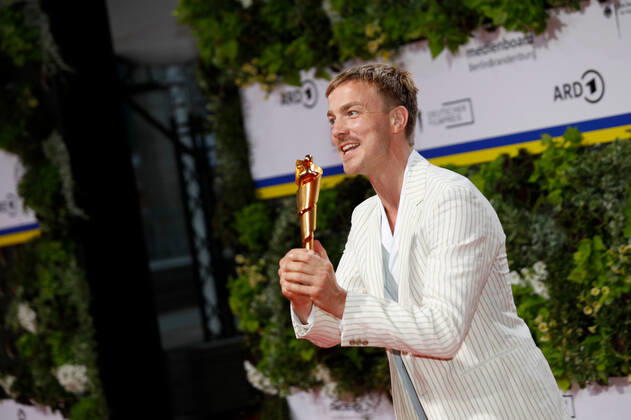 Deutscher Filmpreis 2022 Albrecht Schuch auf dem roten Teppich bei der Verleihung der Lola - Deutscher Filmpreis 2021 im Palais am Funkturm in der Messe Berlin. Copyright: xEventpressxGolejewskix