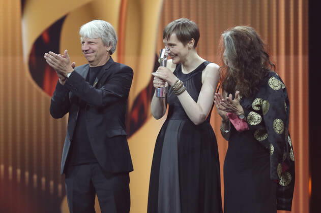 Deutscher Filmpreis 2022 Preisträger:in BESTER SPIELFILM SILBER RABIYE KURNAZ GEGEN GEORGE W. BUSH bei der Verleihung der Lola - Deutscher Filmpreis 2022 im Palais am Funkturm in Berlin 24.06.2022 Copyright: xEventpressx