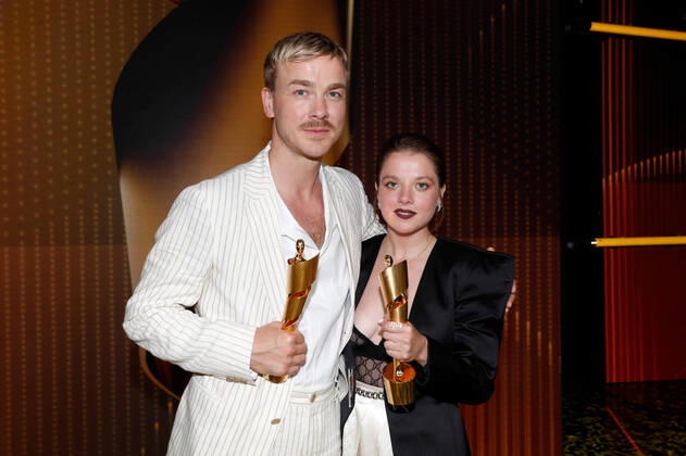 Bilder des Jahres 2022, Entertainment 06 Juni Entertainment Themen der Woche KW25 Deutscher Filmpreis 2022 Albrecht Schuch mit Jella Haase auf der Party bei der Verleihung der Lola - Deutscher Filmpreis 2021 im Palais am Funkturm in der Messe Berlin. Copyright: xEventpressxGolejewskix