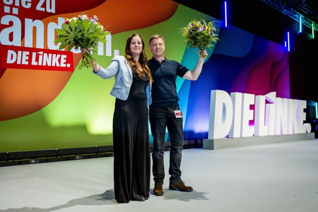Bilder des Jahres 2022, News 06 Juni News Themen der Woche KW25 News Bilder des Tages DIE LINKE - BUNDESPARTEITAG 2022 IN ERFURT 25 06 2022 - Erfurt: Der Bundesparteitag der Partei DIE LINKE in der Messe Erfurt am 25. Juni 2022. Martin Schirdewan (DIE LINKE, Mitglied im Europaparlament) und Janine Wissler (DIE LINKE) nach der Wahl als Parteivorsitzende. _________________