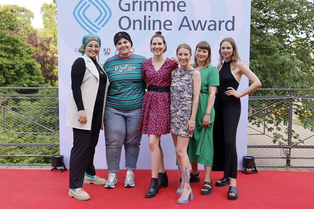 Bilder des Jahres 2022, Entertainment 06 Juni Entertainment Themen der Woche KW25 Die Gewinner eines Preises in der Kategorie Wissen und Bildung, das Team von Safespace.offiziell bestehend aus Säli El Mohands, Saphira Siegmund, Ariane Böhm, Elena Münker, Malina Florentine Sternberg und Lea Wessels zur Verleihung des Grimme Online Awards 2022 in der Kölner Flora. Der Grimme Online Award (GOA) gilt als wichtigste Auszeichnung für Publizistik im Internet, die die seit 2001 vom Grimme-Institut, das auch den renommierten Fernsehpreis Grimme-Preis verleiht, vergeben wird. Köln, 23.06.2022 NRW Deutschland Copyright: xChristophxHardtx