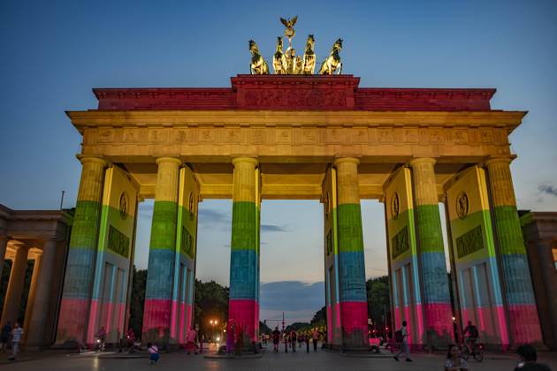 Bilder des Jahres 2022, News 06 Juni News Themen der Woche KW25 News Bilder des Tages Brandenburger Tor wird in Regenbogenfarben angestrahlt, Nach dem mutmaßlich islamistischen Terroranschlag auf einen Osloer Queer-Club, wurde das Brandenburger Tor als Zeichen der Solidarität mit dem Opfern in den Regenbogenfarben am Sonntagabend angestrahlt. Berlin steht als Regenbogenhauptstadt an der Seite der Menschen in Oslo und ganz Norwegen, die trauern, sagte die Regierende Bürgermeisterin von Berlin, Franziska Giffey. Berlin Berlin Deutschland
