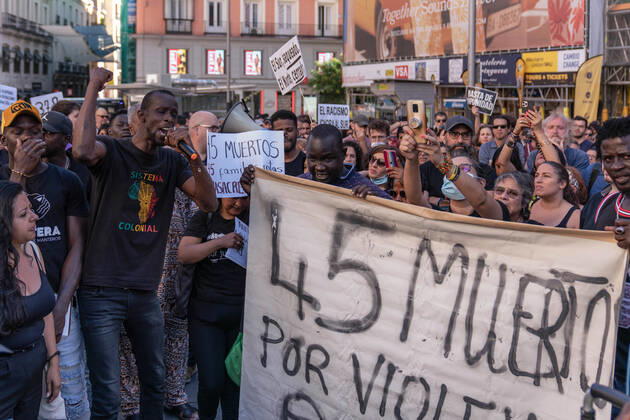Bilder des Jahres 2022, News 06 Juni News Themen der Woche KW25 News Bilder des Tages June 26, 2022, Madrid, Spain: Serigne Mbaye, Podemos deputy in the Madrid Assembly, in Plaza Callao chants slogans during the rally. The Madrid Anti-Racist Movement, Assembly and RegularizacionYa organised a rally against the massacre in Melilla..At least 37 people died on Friday in an attempt to jump the fence of the autonomous city, the greatest tragedy recorded at this border. They died from suffocation or crushing, although several deaths occurred when they fell from the top of the fence. Madrid Spain - ZUMAs197 20220626_zaa_s197_191 Copyright: xGuillermoxGutierrezx