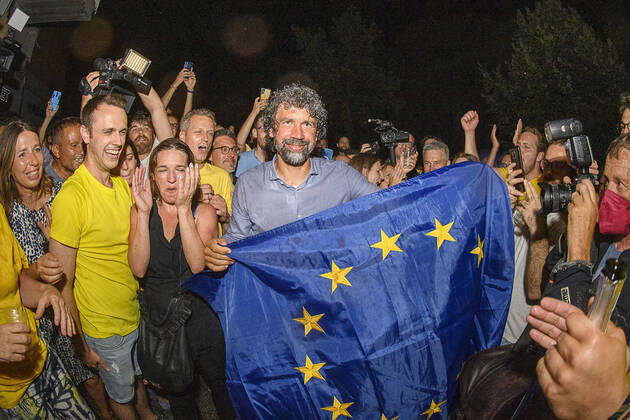 Bilder des Jahres 2022, News 06 Juni News Themen der Woche KW25 News Bilder des Tages Foto IPP Maurilio Boldrini Verona 26.6.2022 Politica elezioni comunali per elezione nuovo sindaco di Verona nella foto il nuovo Sindaco Damiano Tommasi festeggia la vittoria con una bandiera dell Unione Europea Italy Photo Press - World Copyright Spoglio elettorale Damiano Tomma