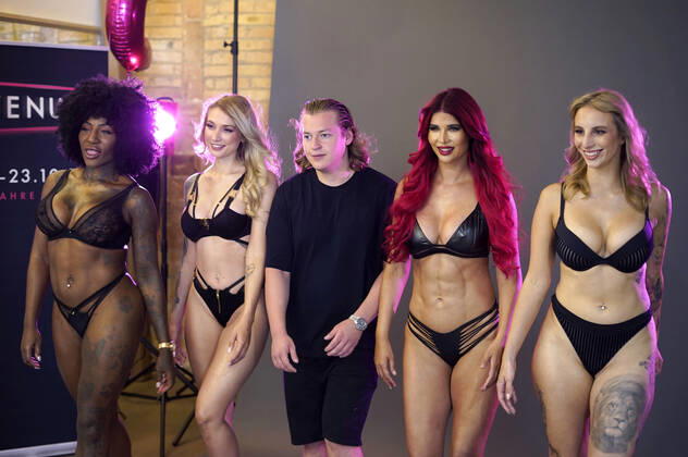 Josy Black, Fiona Fuchs, Ron Bielecki, Micaela Schäfer und Hanna Secret beim Venus 2022 Kampagnen-Shooting im Inclover Studio. Berlin, 27.06.2022