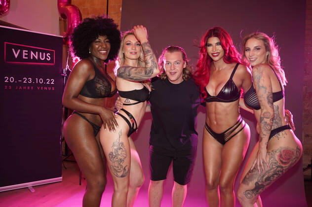 Josy Black, Fiona Fuchs, Ron Bielecki, Micaela Schäfer und Hanna Secret beim Venus 2022 Kampagnen-Shooting im Inclover Studio. Berlin, 27.06.2022