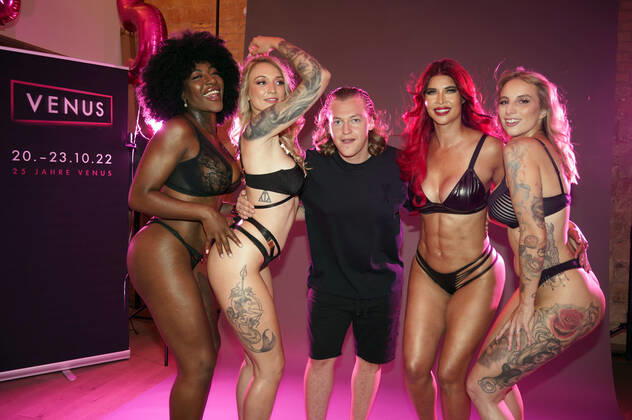 Josy Black, Fiona Fuchs, Ron Bielecki, Micaela Schäfer und Hanna Secret beim Venus 2022 Kampagnen-Shooting im Inclover Studio. Berlin, 27.06.2022