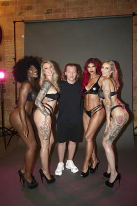Josy Black, Fiona Fuchs, Ron Bielecki, Micaela Schäfer und Hanna Secret beim Venus 2022 Kampagnen-Shooting im Inclover Studio. Berlin, 27.06.2022