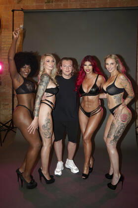 Josy Black, Fiona Fuchs, Ron Bielecki, Micaela Schäfer und Hanna Secret beim Venus 2022 Kampagnen-Shooting im Inclover Studio. Berlin, 27.06.2022