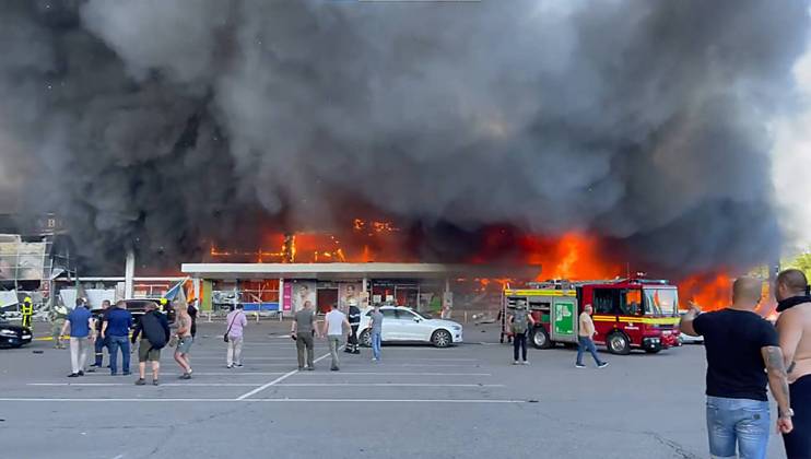 Ukraine-Krieg, Jahrestag der Invasion, Chronologie der Ereignisse, Archivbilder Bilder des Jahres 2022, News 06 Juni News Themen der Woche KW26 News Bilder des Tages June 27, 2022, Kremenchuk, Ukraine: In a handout photo taken from video provided by firefighters work to put out the fire in a mall hit by a Russian missile strike in the eastern Ukrainian city of Kremenchuk. Ukrainian officials say that more than 1,000 civilians were inside at the time of the attack and that scores of civilians are feared killed or injured after the Russian missile strike. Kremenchuk Ukraine - ZUMAz03_ 20220627_int_z03_040 Copyright: xUkrainianxStatexEmergencyxServicex