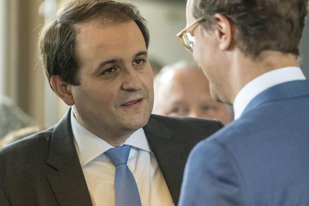 Koalitionsvertrag zwischen der CDU und Bündnis 90 Die Grünen in Düsseldorf am 27. Juni 2022. Staatskanzeichef Nathaniel Liminski im Saal des Künstlervereins Malkasten im Vorfeld der Unterzeichnung des Koalitionsvertrages im Gespräch mit NRW-Ministerpräsident Hendrik Wüst, Düsseldorf Nordrhein-Westfalen Deutschland Nur redaktioneller Gebrauch Copyright: Bonnfilm Klaus W Schmidt und Sepp Spiegl