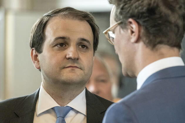 Koalitionsvertrag zwischen der CDU und Bündnis 90 Die Grünen in Düsseldorf am 27. Juni 2022. Staatskanzeichef Nathaniel Liminski im Saal des Künstlervereins Malkasten im Vorfeld der Unterzeichnung des Koalitionsvertrages im Gespräch mit NRW-Ministerpräsident Hendrik Wüst, Düsseldorf Nordrhein-Westfalen Deutschland Nur redaktioneller Gebrauch Copyright: Bonnfilm Klaus W Schmidt und Sepp Spiegl