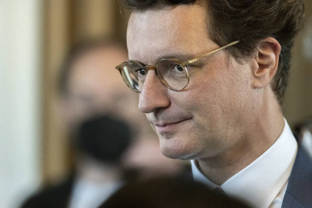 Koalitionsvertrag zwischen der CDU und Bündnis 90 Die Grünen in Düsseldorf am 27. Juni 2022. NRW-Ministerpräsident Hendrik Wüst im Saal des Künstlervereins Malkasten nach der Unterzeichnung des Koalitionsvertrages im entspannten Gespräch. Düsseldorf Nordrhein-Westfalen Deutschland Nur redaktioneller Gebrauch Copyright: Bonnfilm Klaus W Schmidt und Sepp Spiegl