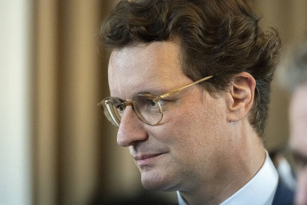 Koalitionsvertrag zwischen der CDU und Bündnis 90 Die Grünen in Düsseldorf am 27. Juni 2022. NRW-Ministerpräsident Hendrik Wüst im Saal des Künstlervereins Malkasten nach der Unterzeichnung des Koalitionsvertrages im entspannten Gespräch. Düsseldorf Nordrhein-Westfalen Deutschland Nur redaktioneller Gebrauch Copyright: Bonnfilm Klaus W Schmidt und Sepp Spiegl