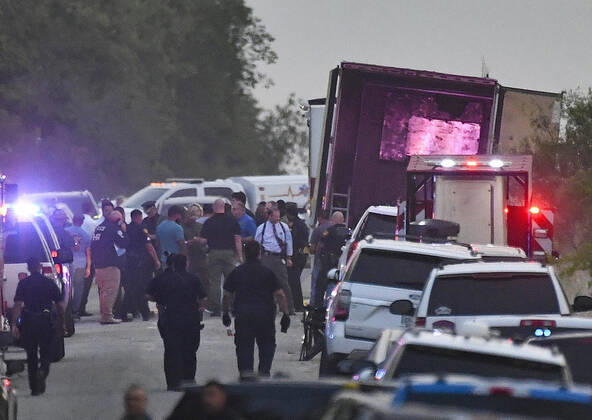 Bilder des Jahres 2022, News 06 Juni News Themen der Woche KW26 June 27, 2022, San Antonio, Texas, USA: Emergency personnel survey the scene where possibly as many as 50 people have died in a trailer near Quintana Road at Cassin San Antonio. The discovery in Texas may prove to be the deadliest tragedy among thousands of people who have died attempting to cross the US border from Mexico in recent decades. Mexico™s foreign minister, Marcelo Ebrard, said that among the dead were at least 22 from Mexico, seven from Guatemala, and two from Honduras. The nationalities of at least 19 others who died had not been identified. San Antonio USA - ZUMAa27_ 20220627_znn_a27_006 Copyright: xSanxAntonioxExpress-Newsx