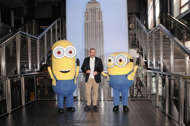 Bilder des Jahres 2022, Entertainment 06 Juni Entertainment Themen der Woche KW26 Entertainment Bilder des Tages June 28, 2022, New York, NY, United States: Steve Carell and Minions visit the Empire State Building to celebrate Minions: The Rise of Gru in New York City. New York United States - ZUMAs197 20220628_zaa_s197_190 Copyright: xEfrenxLandaosx